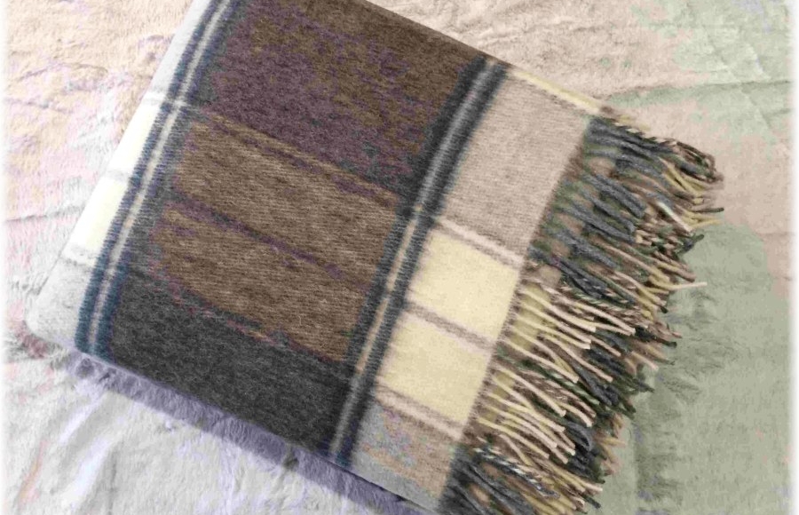 Foto Deka vlnená tkaná so strapcami / jednovrst. tmavšia šedo- prírodná biela